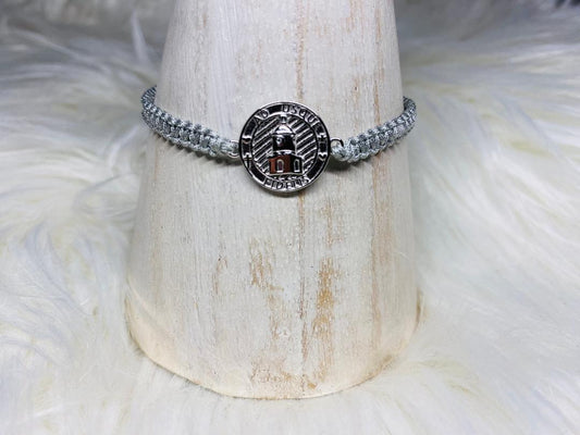 Bracelet macramé gris avec Clocher 15mm argent fond argenté